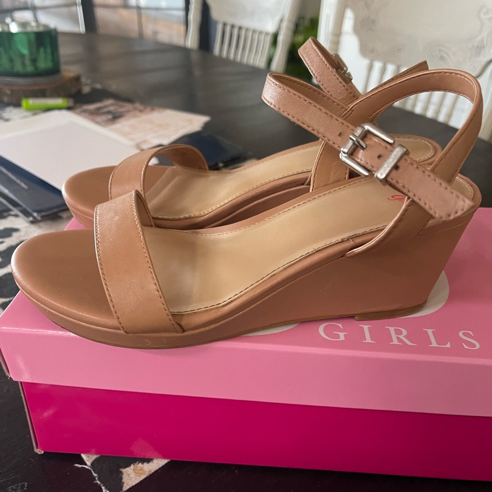 Girls size 4 Giani Bini nudes. Excellent condition.